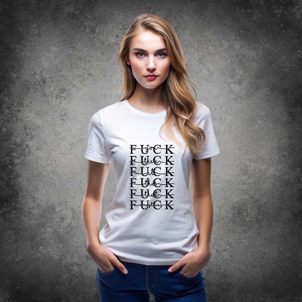 Eine blonde Frau präsentiert das weiße Warklar "Fuck Everything" T-Shirt. Der schwarze Nadruk zeigt sechsmal das Wort FUCK, kombiniert mit den Worten You, Them, It, This, That und Everything in Schreibschrift.