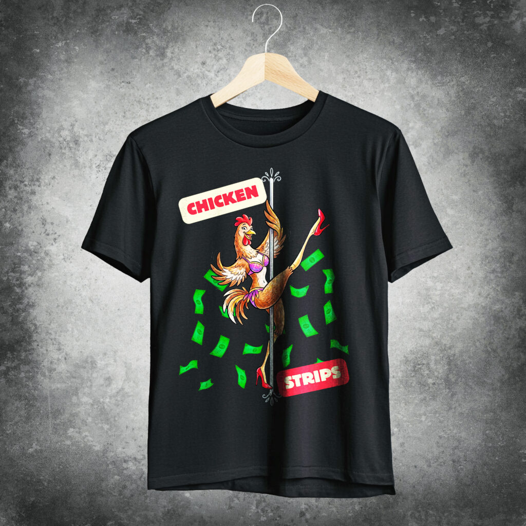 Ein schwarzes T-Shirt auf einem Kleiderbügel vor einer Betonwand, bedruckt mit einer lustigen Illustration eines Huhns in High Heels beim Pole Dance an einem Pfahl, umgeben von Geldscheinen, mit dem Text "CHICKEN STRIPS".