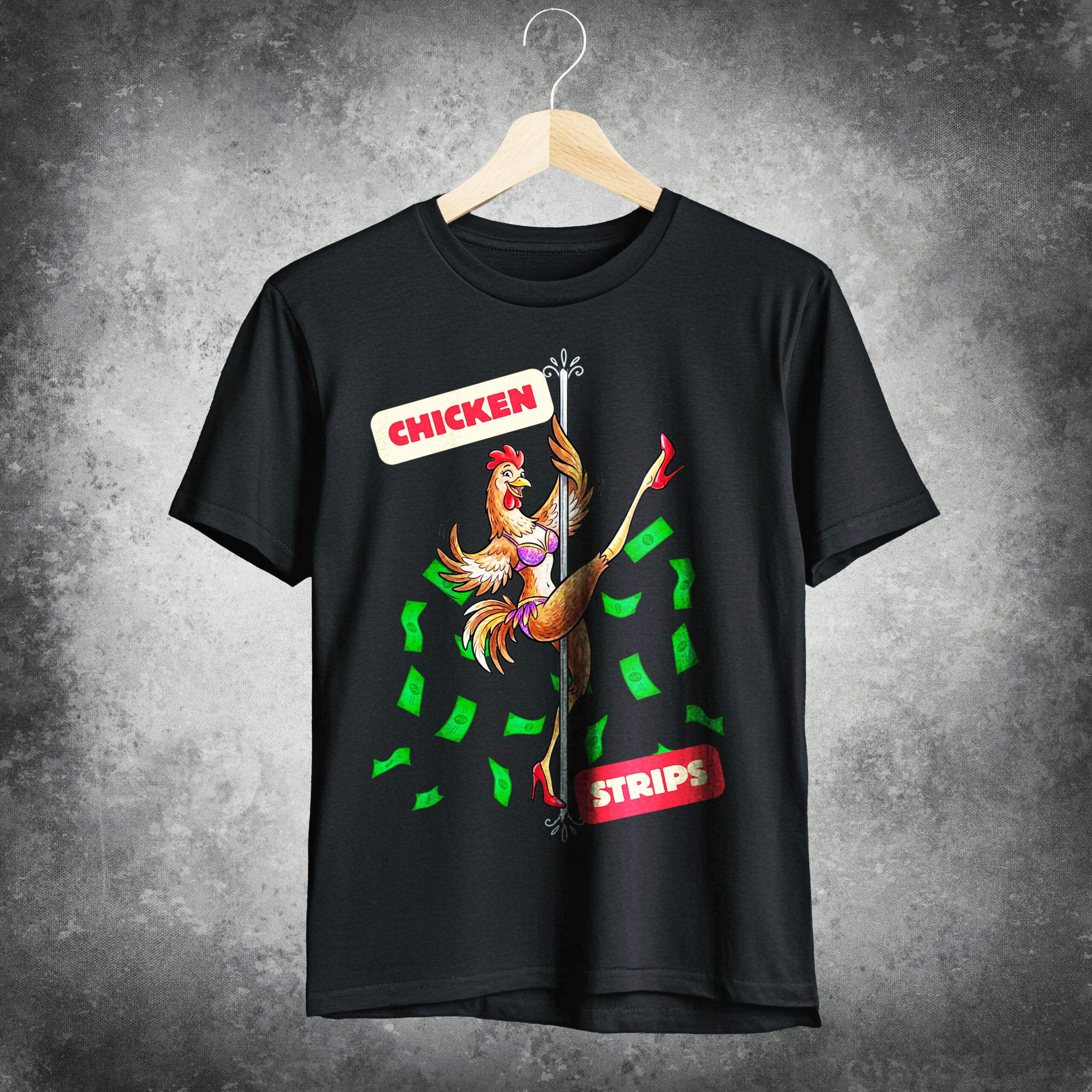 Ein schwarzes T-Shirt auf einem Kleiderbügel vor einer Betonwand, bedruckt mit einer lustigen Illustration eines Huhns in High Heels beim Pole Dance an einem Pfahl, umgeben von Geldscheinen, mit dem Text "CHICKEN STRIPS".