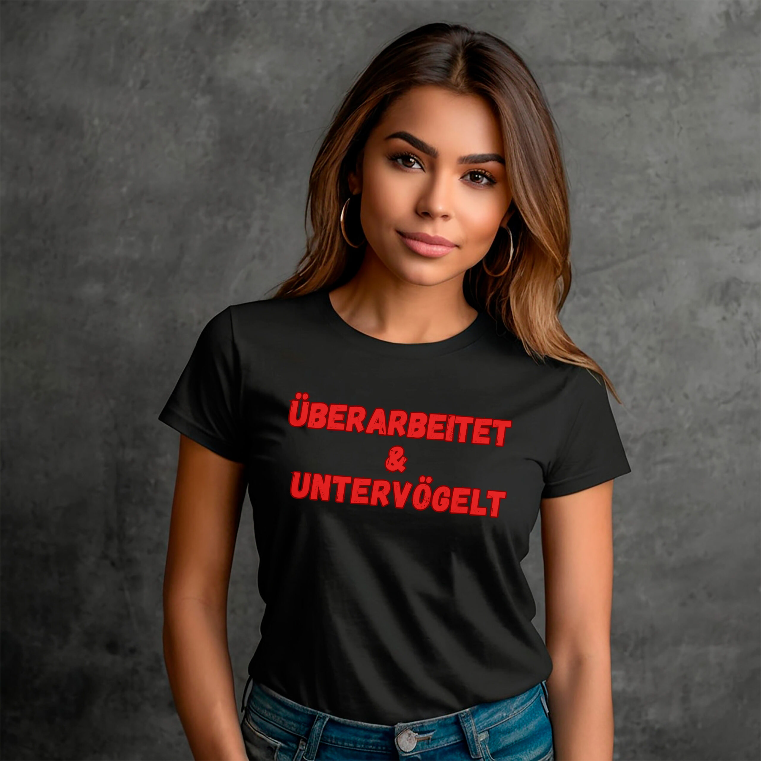 Eine junge Frau trägt ein schwarzes, provokantes T-Shirt mit Spruch Überarbeitet und Untervögelt in roter Schrift von warklar.